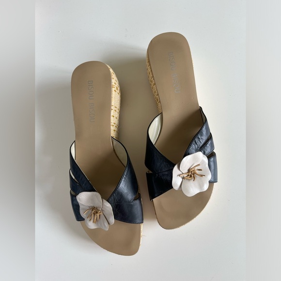 Bisou Bisou Wedge Flower Sandals Sz 8 - Picture 1 of 6